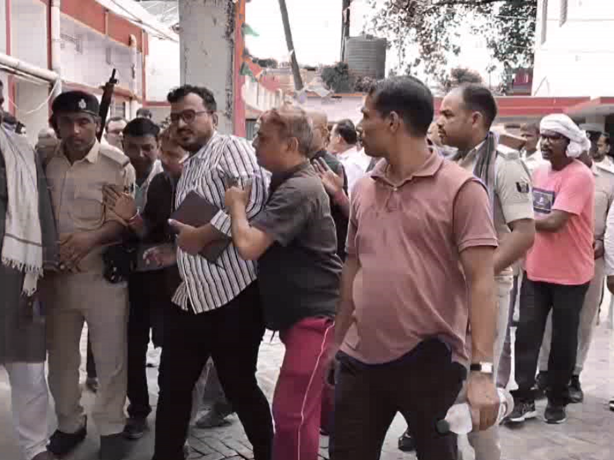 बेगूसराय में घूसखोरी का बड़ा भंडाफोड़, CO और डेटा ऑपरेटर 2 लाख रिश्वत लेते रंगेहाथ गिरफ्तार बेगूसराय में घूसखोरी का बड़ा भंडाफोड़, CO और डेटा ऑपरेटर 2 लाख रिश्वत लेते रंगेहाथ गिरफ्तार
