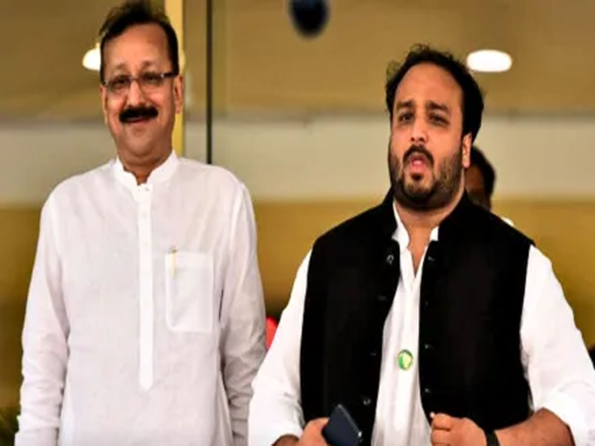 बाबा सिद्दीकी हत्याकांड पर सवाल पूछने पर मुस्कुराते हैं अधिकारी, जिशान सिद्दीकी ने किया बड़ा दावा बाबा सिद्दीकी हत्याकांड पर सवाल पूछने पर मुस्कुराते हैं अधिकारी, जिशान सिद्दीकी ने किया बड़ा दावा