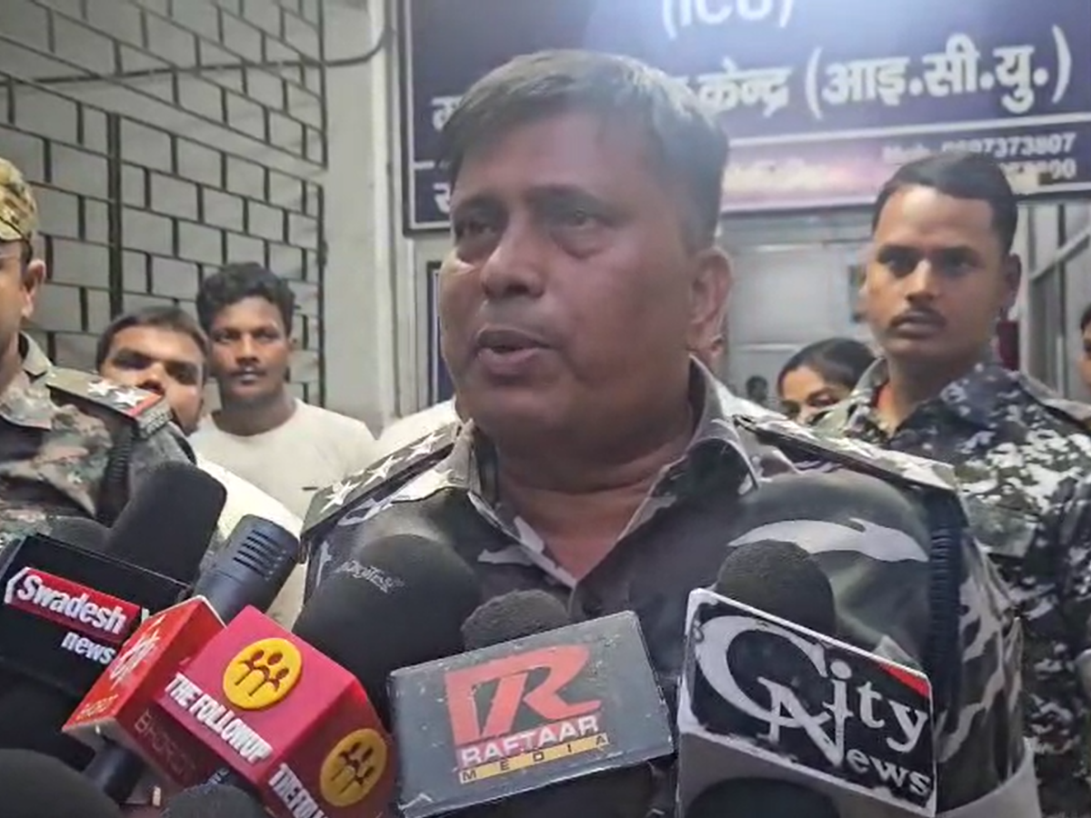 Giridih News: दो महिलाओं की हत्या के आरोपी ने थाने में काटा अपना गला, इलाज के दौरान मौत, पुलिस महकमे में हड़कंप Giridih News: दो महिलाओं की हत्या के आरोपी ने थाने में काटा अपना गला, इलाज के दौरान मौत, पुलिस महकमे में हड़कंप