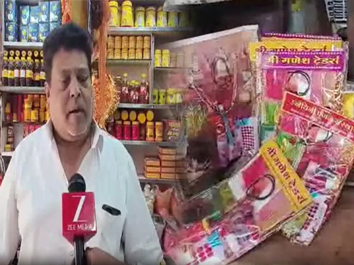 MP: गीता के पन्नों से किसने की थी पूजन सामग्री की पैकिंग? जाकिर की दुकान पर खुली पोल, 3 पर FIR MP: गीता के पन्नों से किसने की थी पूजन सामग्री की पैकिंग? जाकिर की दुकान पर खुली पोल, 3 पर FIR