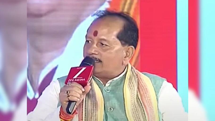 Bihar Politics: तेजस्वी यादव पर विजय सिन्हा का हमला, कहा- सोने का चम्मच लेकर आने वाले जनता का दर्द नहीं समझते
