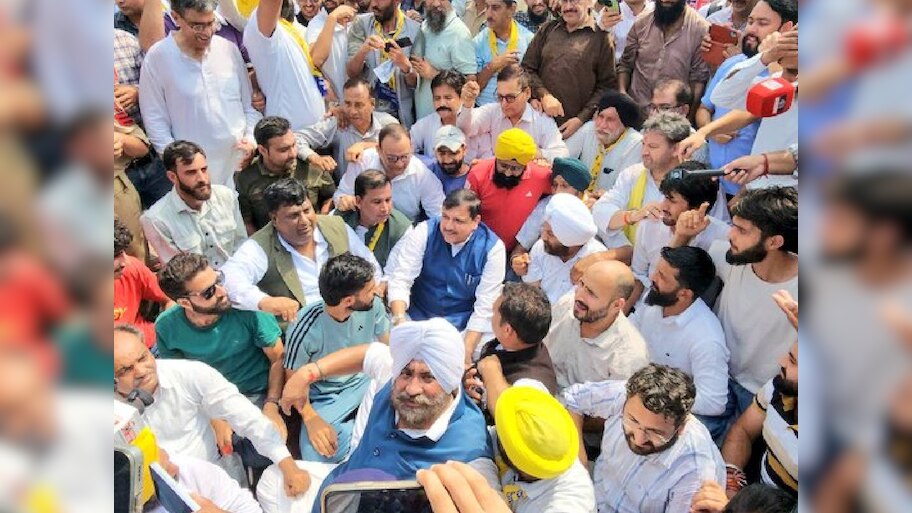 MLA मेहराज के समर्थन में सड़कों पर उतरे संजय सिंह, बोले- जितना दबाओगे उतना उभरेगी AAP