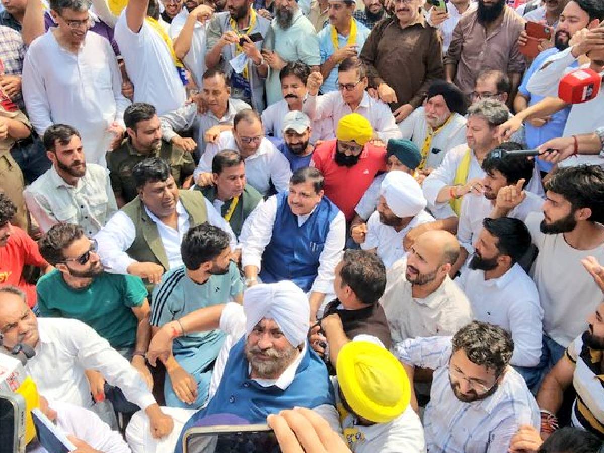 MLA मेहराज के समर्थन में सड़कों पर उतरे संजय सिंह, बोले- जितना दबाओगे उतना उभरेगी AAP MLA मेहराज के समर्थन में सड़कों पर उतरे संजय सिंह, बोले- जितना दबाओगे उतना उभरेगी AAP