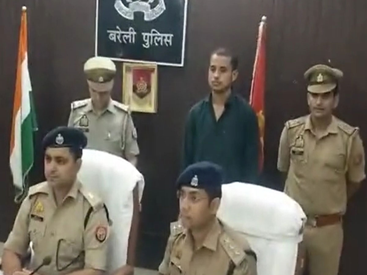 UP: इंस्टाग्राम-यूट्यूब पर धार्मिक नफरत फैलाने के इल्जाम में पुलिस ने अकबर को किया गिरफ्तार UP: इंस्टाग्राम-यूट्यूब पर धार्मिक नफरत फैलाने के इल्जाम में पुलिस ने अकबर को किया गिरफ्तार