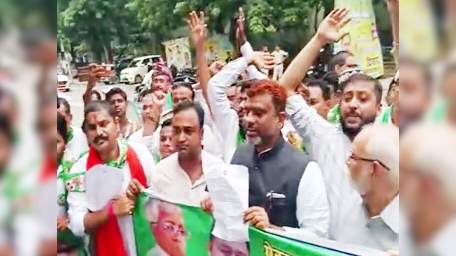 Bihar: ढोल-नगाड़ों के साथ लालू से मिलने पहुंचे AIMIM नेता, RJD ने किया पलटवार