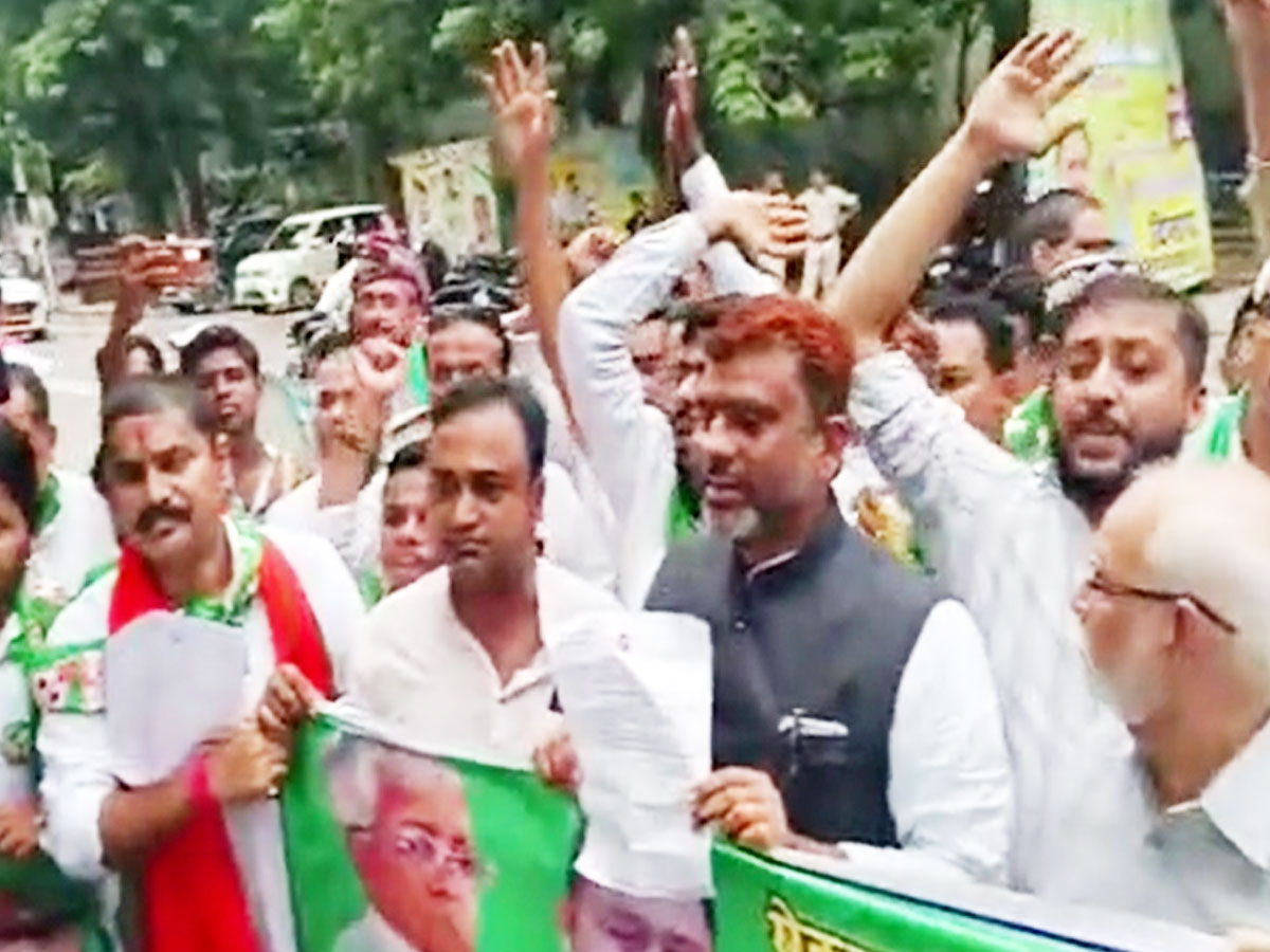 Bihar: ढोल-नगाड़ों के साथ लालू से मिलने पहुंचे AIMIM नेता, RJD ने किया पलटवार Bihar: ढोल-नगाड़ों के साथ लालू से मिलने पहुंचे AIMIM नेता, RJD ने किया पलटवार