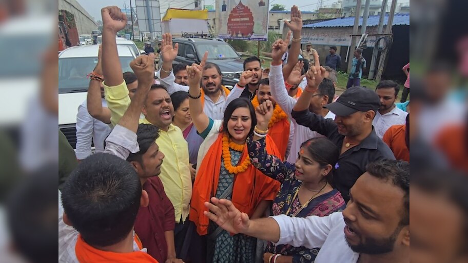 Bihar Politics: बांसुरी स्वराज ने डबल इंजन सरकार की गिनाईं उपलब्धियां, गयाजी में भाजपा का युवा संवाद सम्मेलन