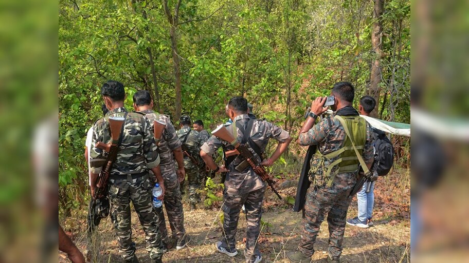 Palamu Encounter: पलामू पुलिस ने 2 साथियों की शहादत का लिया बदला, मुठभेड़ में TSPC के इनामी उग्रवादी को मार गिराया
