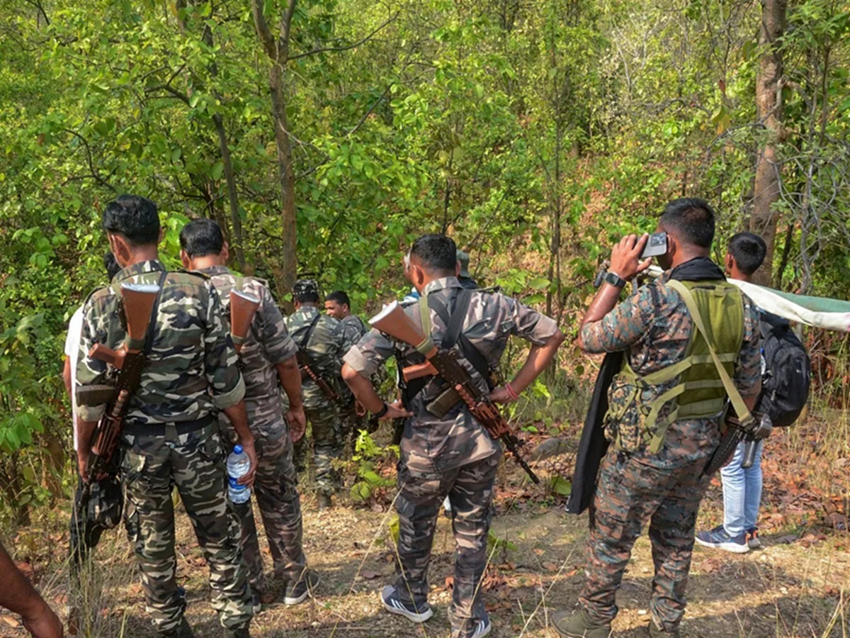 Palamu Encounter: पलामू पुलिस ने 2 साथियों की शहादत का लिया बदला, मुठभेड़ में TSPC के इनामी उग्रवादी को मार गिराया Palamu Encounter: पलामू पुलिस ने 2 साथियों की शहादत का लिया बदला, मुठभेड़ में TSPC के इनामी उग्रवादी को मार गिराया