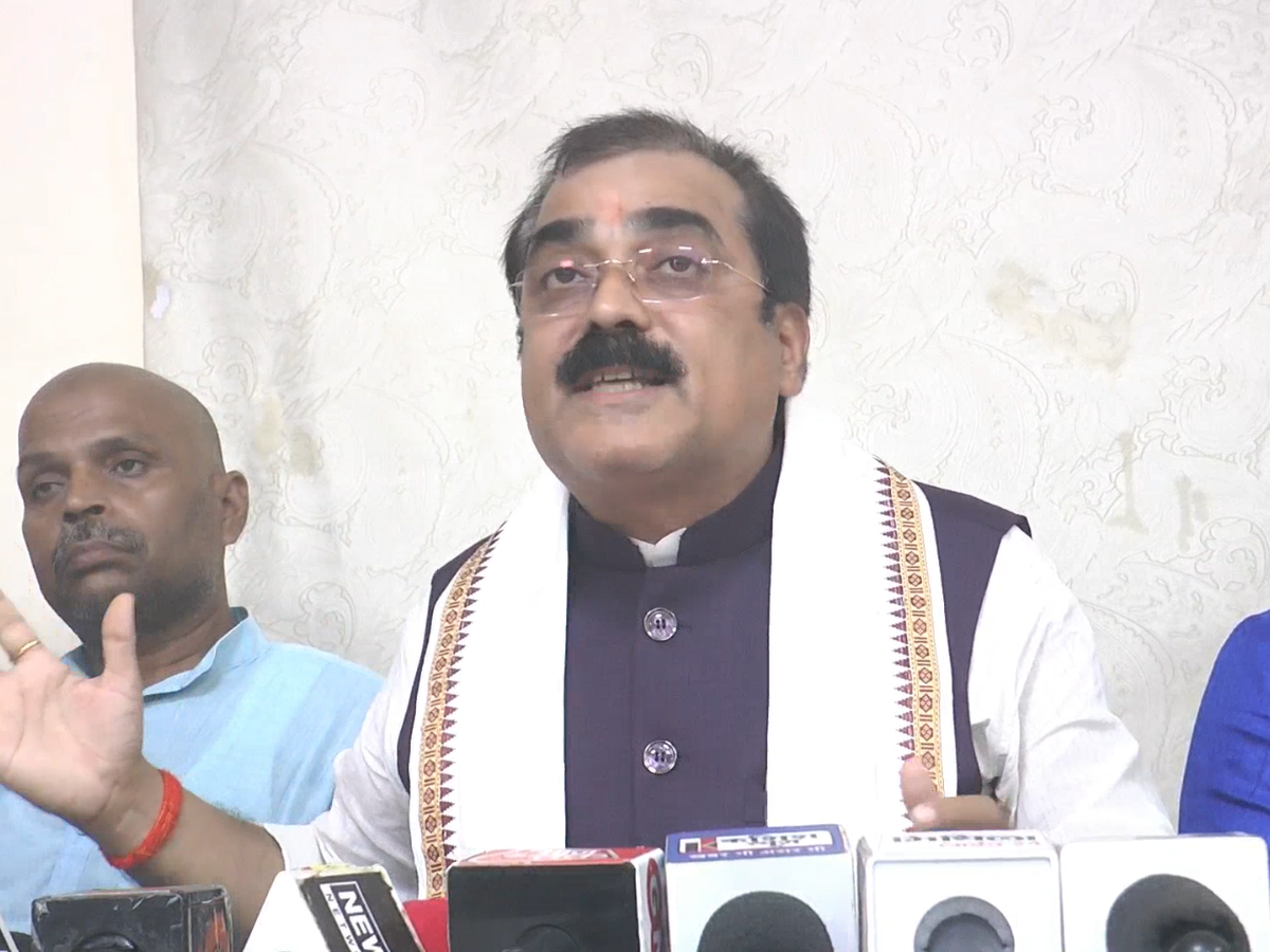 Darbhanga News: 'मेरी हत्या की थी साजिश', दरभंगा में यूट्यूबर की पिटाई मामले पर मंत्री जीवेश मिश्रा ने दी सफाई Darbhanga News: 'मेरी हत्या की थी साजिश', दरभंगा में यूट्यूबर की पिटाई मामले पर मंत्री जीवेश मिश्रा ने दी सफाई