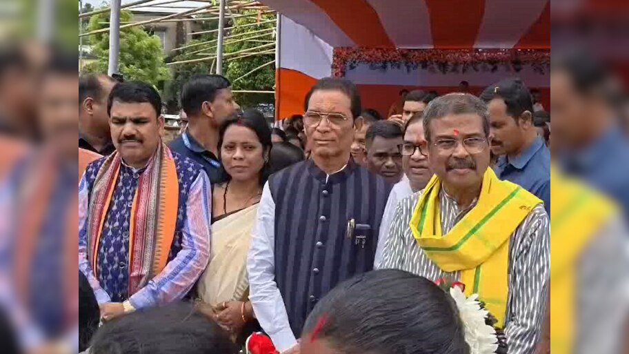 Odisha News: ଜାତୀୟ ଶିକ୍ଷା ନୀତିର କ୍ରିୟାନ୍ୱୟନ ସହ ବିଭିନ୍ନ ଯୋଜନାର ସମୀକ୍ଷା କଲେ ମନ୍ତ୍ରୀ ଧର୍ମେନ୍ଦ୍ର ପ୍ରଧାନ