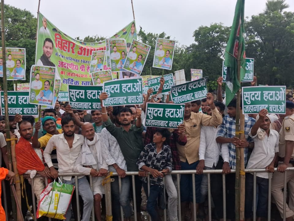 जहानाबाद में तेजस्वी यादव की सभा में विधायक सुदय यादव के खिलाफ कार्यकर्ताओं का फूटा गुस्सा, उठी हटाने की मांग जहानाबाद में तेजस्वी यादव की सभा में विधायक सुदय यादव के खिलाफ कार्यकर्ताओं का फूटा गुस्सा, उठी हटाने की मांग