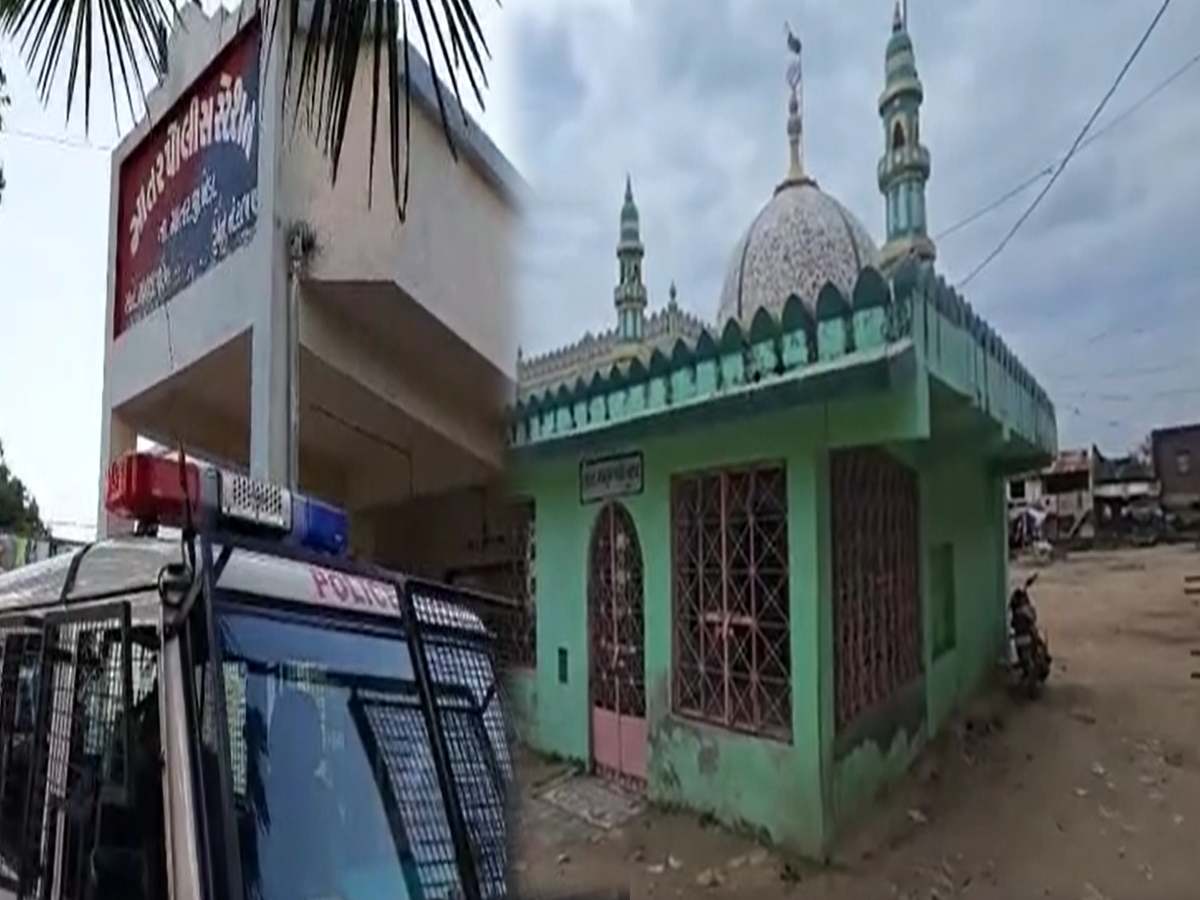 Gujarat: मुसलमानों के जरिए लगाए बोर्ड पर विवाद; भड़के हिंदू संगठन, FIR दर्ज Gujarat: मुसलमानों के जरिए लगाए बोर्ड पर विवाद; भड़के हिंदू संगठन, FIR दर्ज