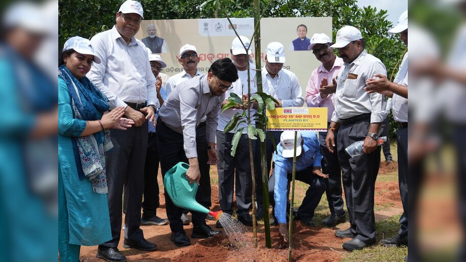 Ek Ped Maa Ke Naam 2.0 in Omc: ପ୍ରଧାନମନ୍ତ୍ରୀଙ୍କ ଜନ୍ମଦିନ ଅବସରରେ ଓଏମସି ଲଗାଇଲା ୧ ଲକ୍ଷ ଚାରା