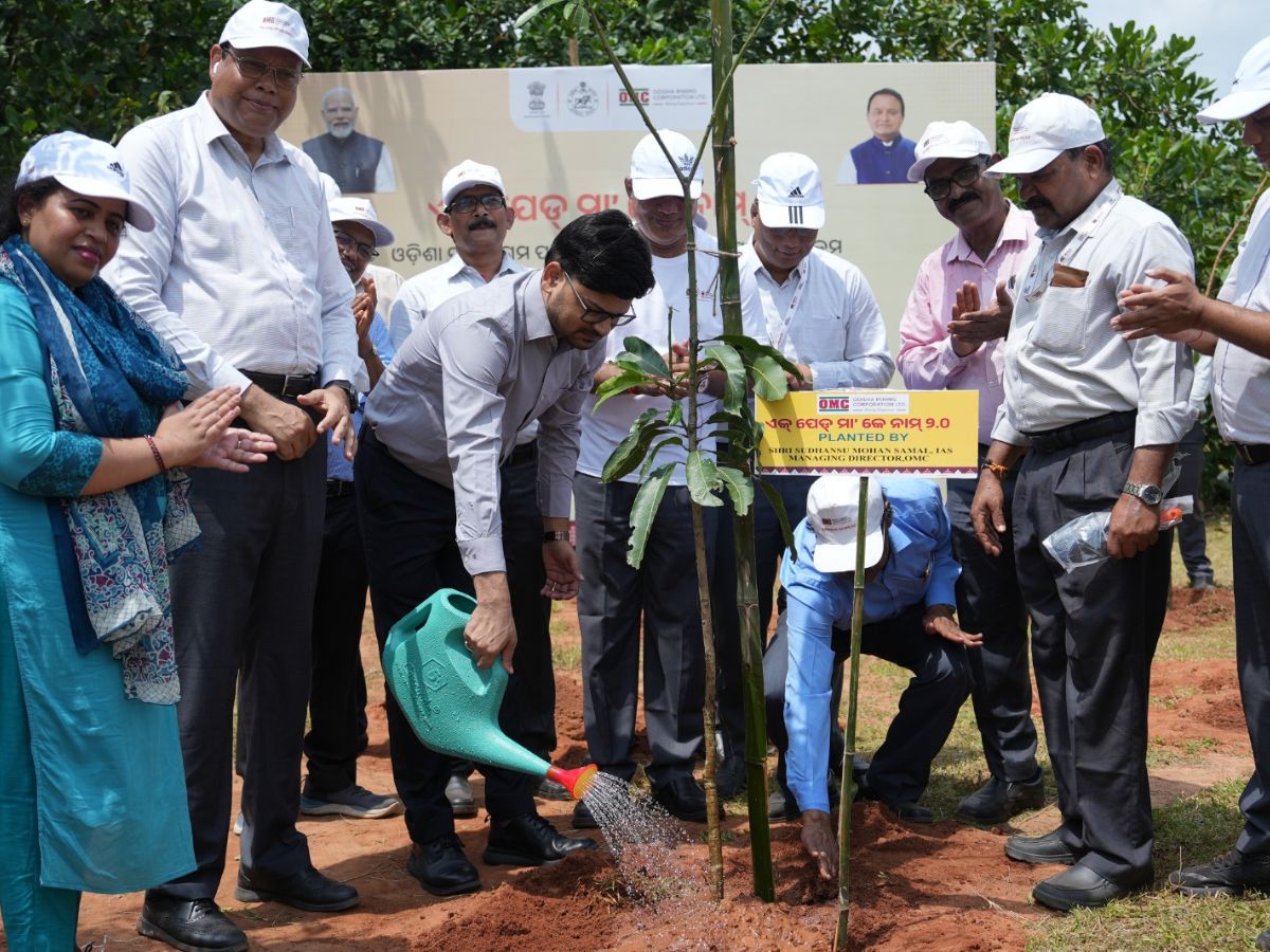 Ek Ped Maa Ke Naam 2.0 in Omc: ପ୍ରଧାନମନ୍ତ୍ରୀଙ୍କ ଜନ୍ମଦିନ ଅବସରରେ ଓଏମସି ଲଗାଇଲା ୧ ଲକ୍ଷ ଚାରା Ek Ped Maa Ke Naam 2.0 in Omc: ପ୍ରଧାନମନ୍ତ୍ରୀଙ୍କ ଜନ୍ମଦିନ ଅବସରରେ ଓଏମସି ଲଗାଇଲା ୧ ଲକ୍ଷ ଚାରା