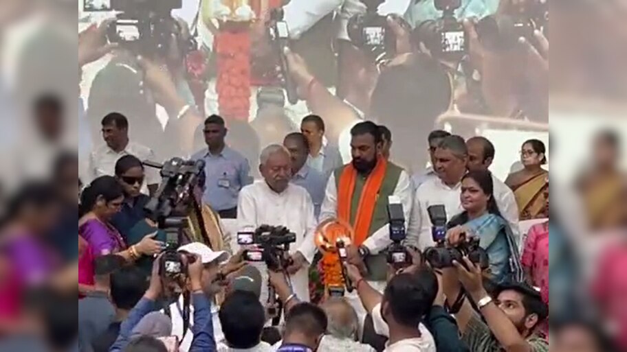 महिला आयोग की 24वीं वर्षगांठ पर CM नीतीश कुमार ने ऑनलाइन शिकायत पोर्टल लॉन्च किया