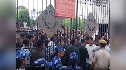 JMI में बटला हाउस एनकाउंटर के खिलाफ छात्रों का प्रदर्शन, पुलिस ने किया डिटेन