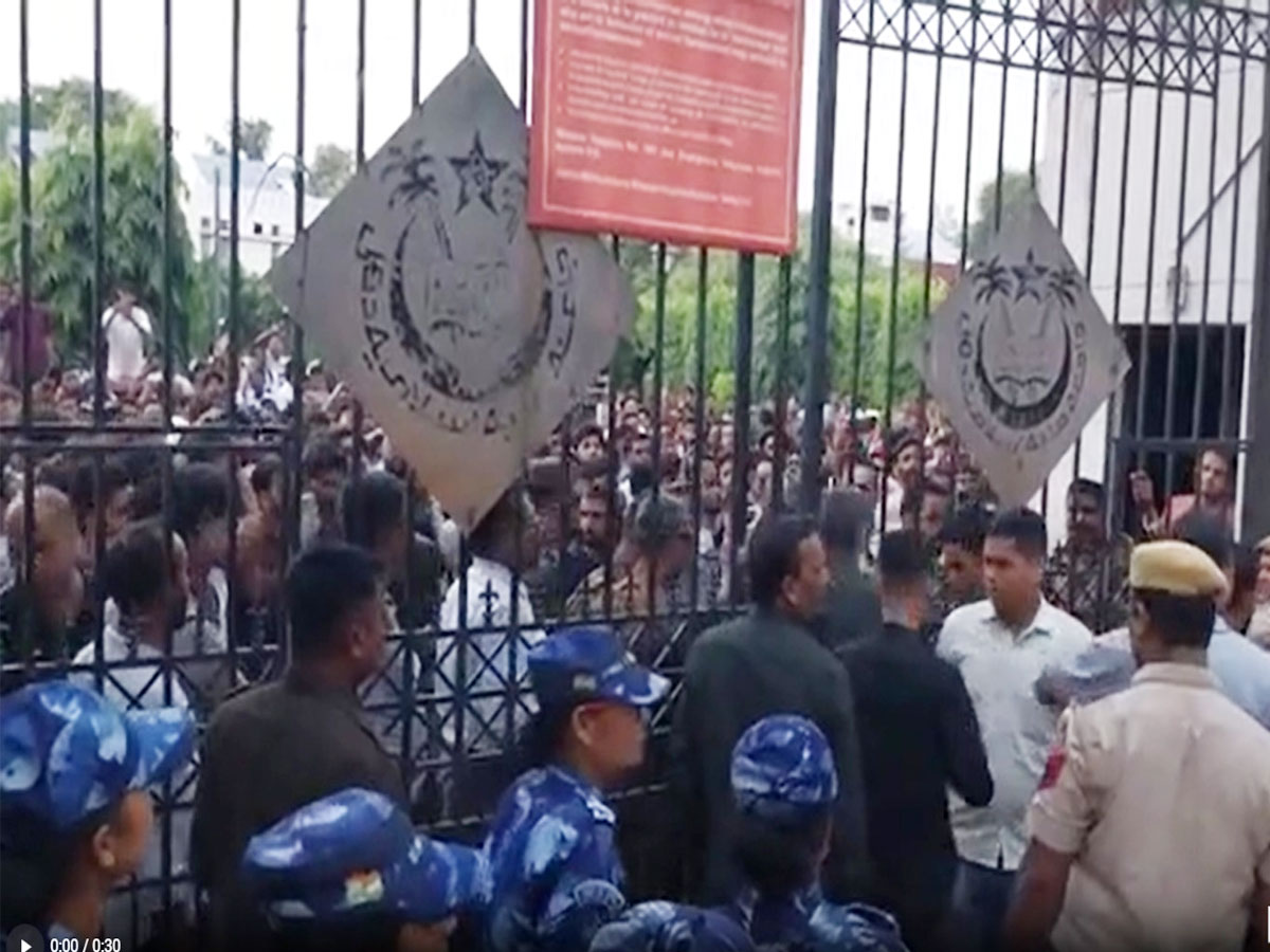 जामिया में बटला हाउस एनकाउंटर के खिलाफ छात्रों का प्रदर्शन, पुलिस ने छात्रों को किया डिटेन जामिया में बटला हाउस एनकाउंटर के खिलाफ छात्रों का प्रदर्शन, पुलिस ने छात्रों को किया डिटेन