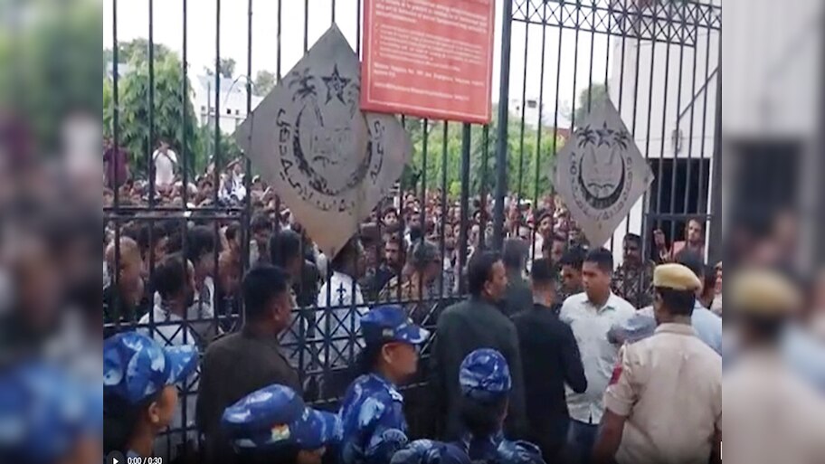 जामिया में बटला हाउस एनकाउंटर के खिलाफ छात्रों का प्रदर्शन, पुलिस ने छात्रों को किया डिटेन