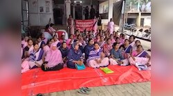 बांका में आशा और ममता कार्यकर्ताओं का धरना, सरकार के खिलाफ जमकर नारेबाजी
