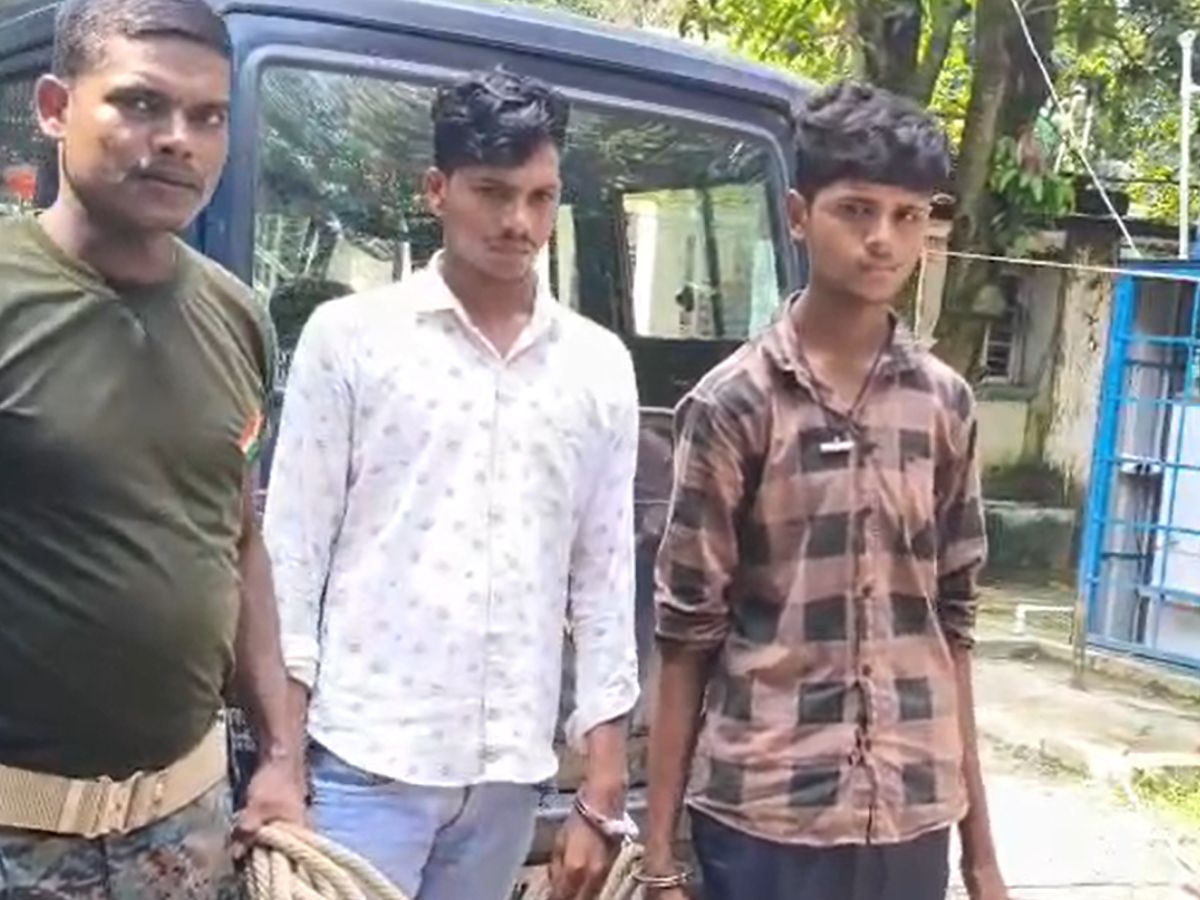 Bihar Crime: कटिहार में गूंगी नाबालिग लड़की से गैंगरेप, दरिंदों में एक नाबालिग भी शामिल, पुलिस ने आरोपियों को धरा Bihar Crime: कटिहार में गूंगी नाबालिग लड़की से गैंगरेप, दरिंदों में एक नाबालिग भी शामिल, पुलिस ने आरोपियों को धरा