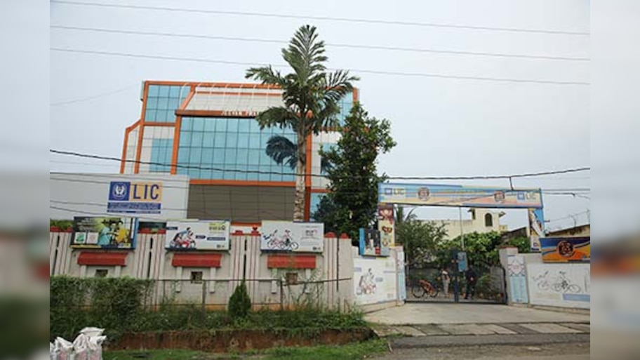 ବ୍ରହ୍ମପୁର ଏଲ୍‍ଆଇସି ଅଫିସରେ ନିଆଁ, ୩ ଘଣ୍ଟା ହେଲାଣି ଆୟତ୍ତ କରୁଛି ଅଗ୍ନିଶମ ବିଭାଗ