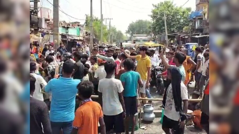 Jehanabad News: पानी के संकट को लेकर फुटा गुस्सा, खाली बर्तन लेकर सड़क पर उतरे ग्रामीण