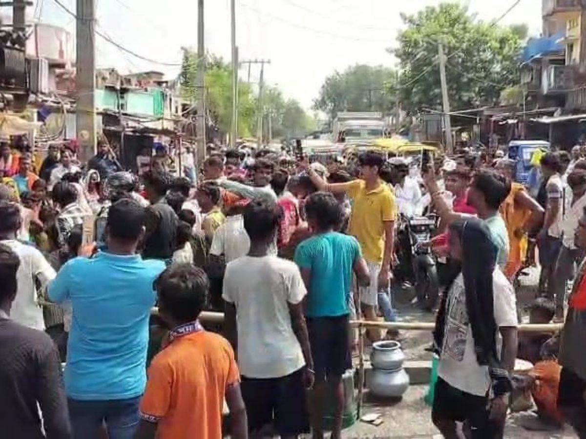 Jehanabad News: पानी के संकट को लेकर फुटा गुस्सा, खाली बर्तन लेकर सड़क पर उतरे ग्रामीण Jehanabad News: पानी के संकट को लेकर फुटा गुस्सा, खाली बर्तन लेकर सड़क पर उतरे ग्रामीण