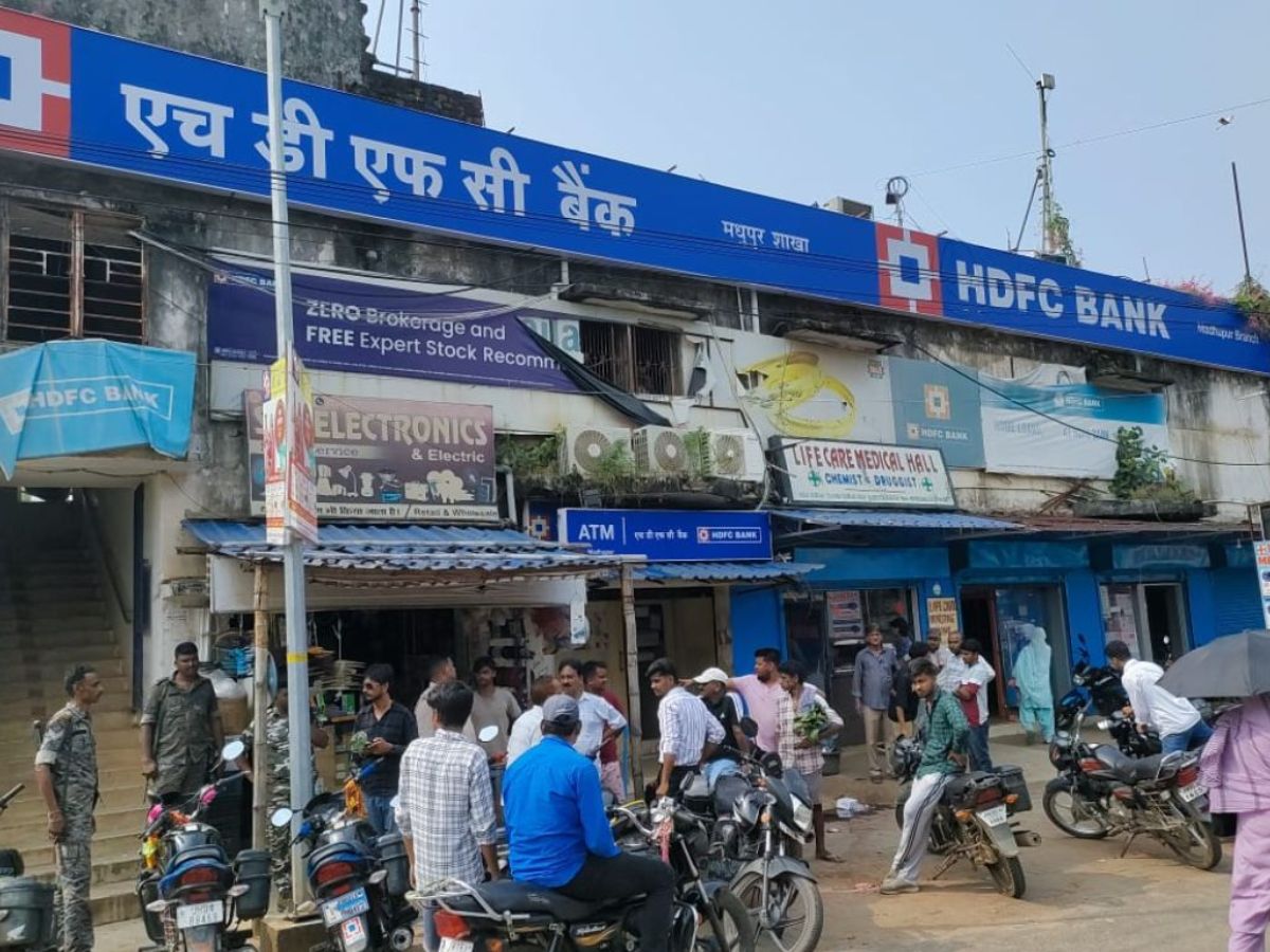 Jharkhand News: मधुपुर में HDFC बैंक में भीषण डाका, लाखों रुपए कैश सहित जेवरात की लूट Jharkhand News: मधुपुर में HDFC बैंक में भीषण डाका, लाखों रुपए कैश सहित जेवरात की लूट