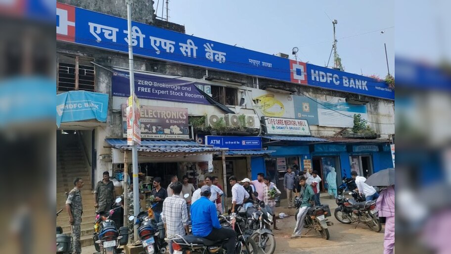 Jharkhand News: मधुपुर में HDFC बैंक में भीषण डाका, लाखों रुपए कैश सहित जेवरात की लूट