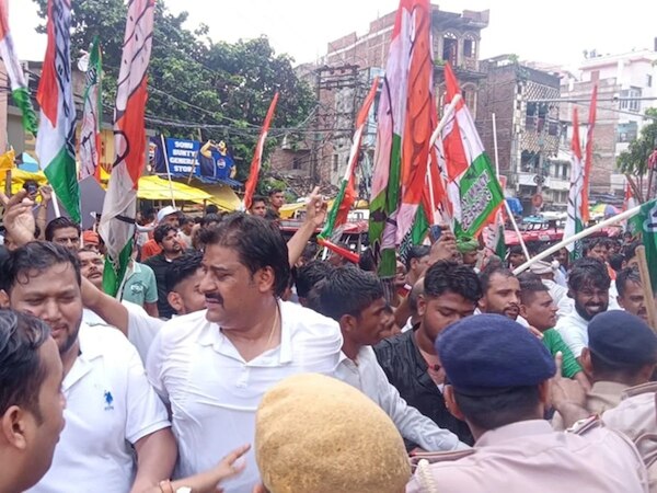 पुलिस से भिड़े कांग्रेसी