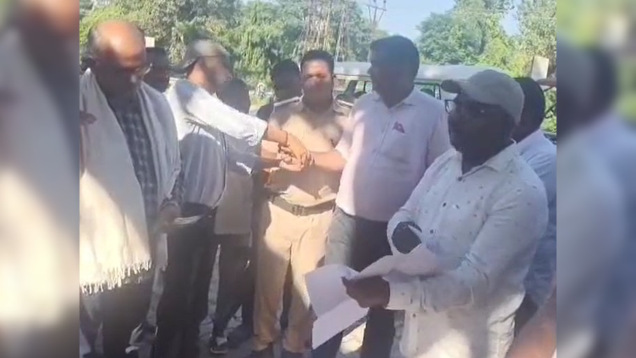 बेगूसराय में सहकारिता प्रसार पदाधिकारी 10 हजार की घूस लेते रंगे हाथ गिरफ्तार, निगरानी विभाग कर रही पूछताछ