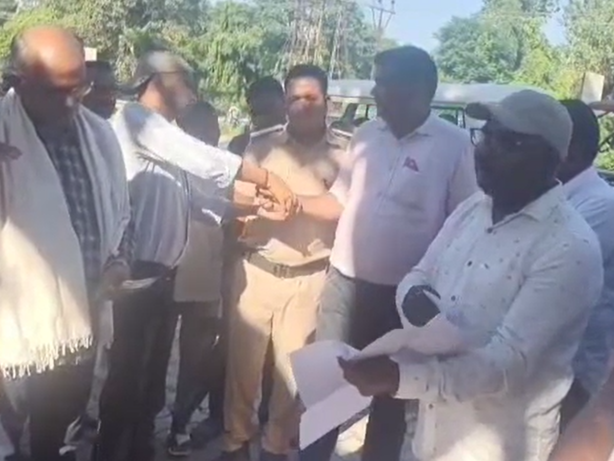 बेगूसराय में सहकारिता प्रसार पदाधिकारी 10 हजार की घूस लेते रंगे हाथ गिरफ्तार, निगरानी विभाग कर रही पूछताछ बेगूसराय में सहकारिता प्रसार पदाधिकारी 10 हजार की घूस लेते रंगे हाथ गिरफ्तार, निगरानी विभाग कर रही पूछताछ