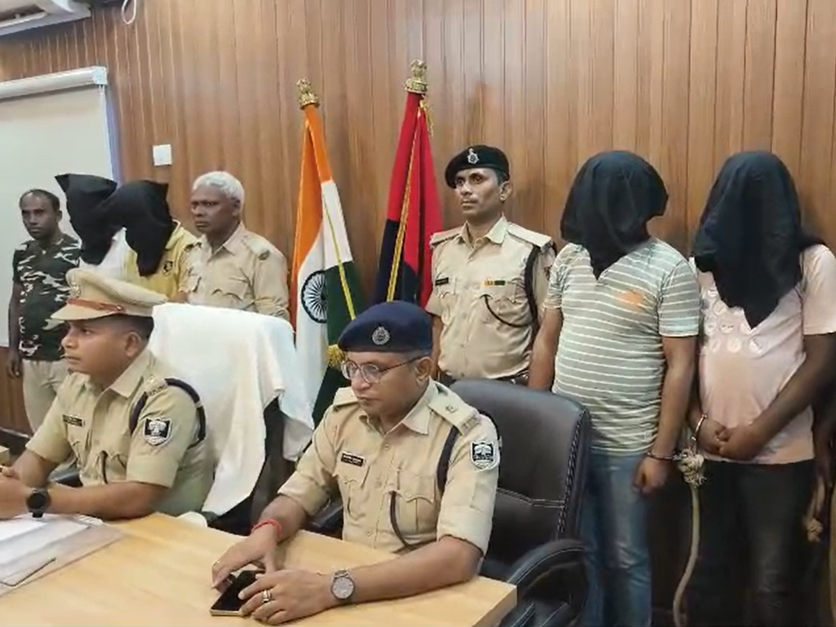 सीतामढ़ी में नेपाली नागरिकों के लिए फर्जी आधार कार्ड बनाने वाले गिरोह का पर्दाफाश, पांच गिरफ्तार सीतामढ़ी में नेपाली नागरिकों के लिए फर्जी आधार कार्ड बनाने वाले गिरोह का पर्दाफाश, पांच गिरफ्तार