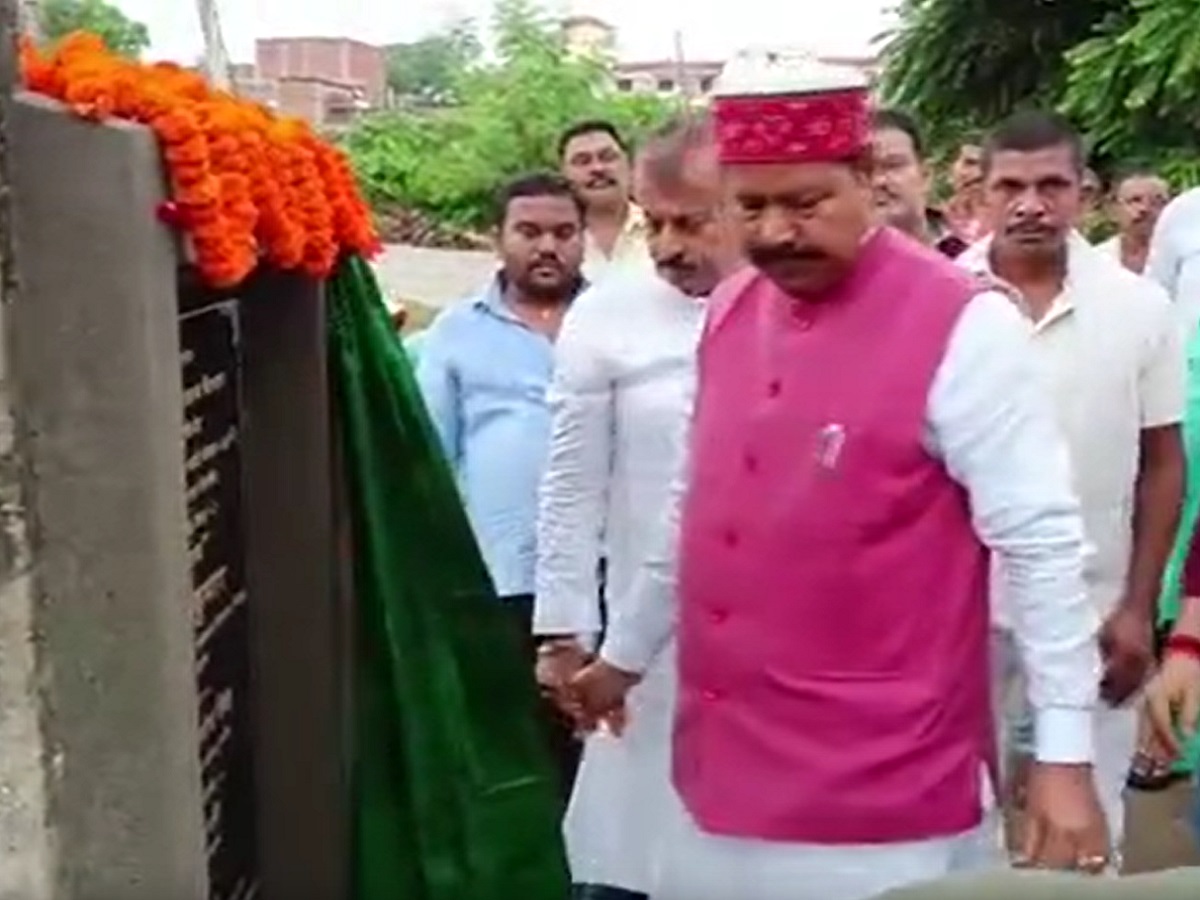 मनेर को मिला 52 लाख का गिफ्ट, सम्राट अशोक भवन राजद विधायक भाई वीरेंद्र ने किया शिलान्यास मनेर को मिला 52 लाख का गिफ्ट, सम्राट अशोक भवन राजद विधायक भाई वीरेंद्र ने किया शिलान्यास