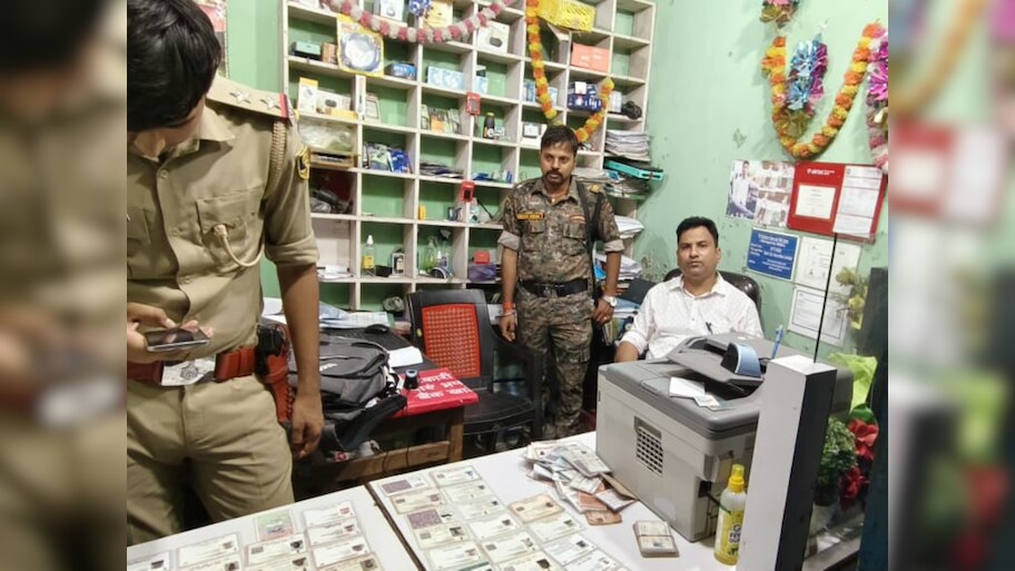 बगहा में फर्जी प्रमाण पत्र बनाने का कारोबार उजागर, जनसेवा केंद्र से भारी मात्रा में दस्तावेज बरामद