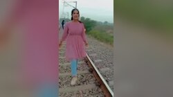 Video: Reel का नशा! रेलवे ट्रैक पर फिल्मी अंदाज में युवती ने बनाया वीडियो, वीडियो ने मचाया तहलका