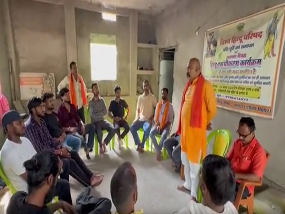 बिहार के इस जिले में डांडिया कार्यक्रम में गैर-हिंदुओं की NO एंट्री! हिंदू संगठनों का खुला ऐलान बिहार के इस जिले में डांडिया कार्यक्रम में गैर-हिंदुओं की NO एंट्री! हिंदू संगठनों का खुला ऐलान