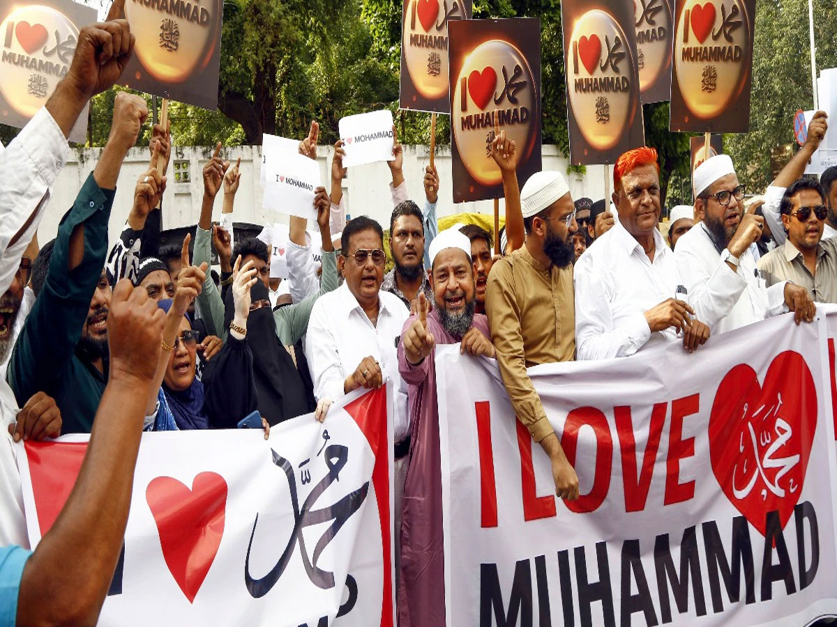 'I love Mohammed' पर गुजरात के बाद कर्नाटक में बवाल, आपस में भिड़े दो पक्ष 'I love Mohammed' पर गुजरात के बाद कर्नाटक में बवाल, आपस में भिड़े दो पक्ष