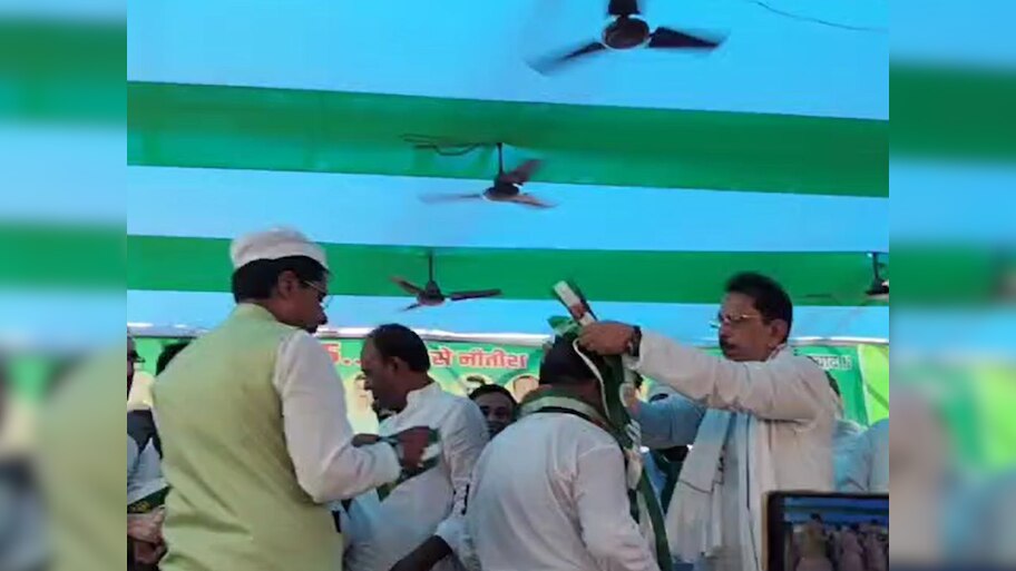 मढ़ौरा में RJD के M-Y समीकरण को झटका, गुलाम रसूल बलियावी के सामने 250 से अधिक मुस्लिमों ने थामा JDU का हाथ, बोले- बिना दूल्हा, बारात लेकर घूम रही विपक्ष