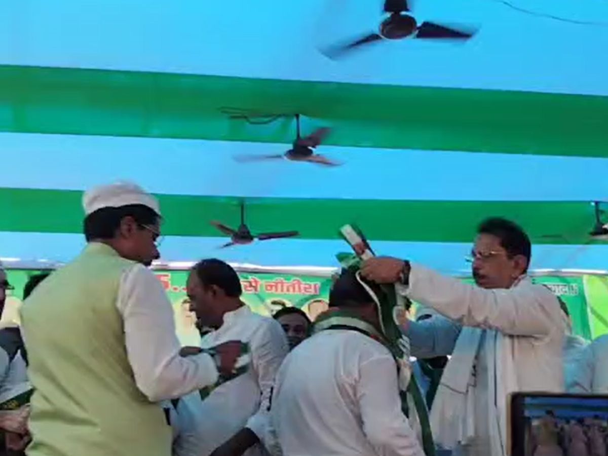 मढ़ौरा में RJD के M-Y समीकरण को झटका, गुलाम रसूल बलियावी के सामने 250 से अधिक मुस्लिमों ने थामा JDU का हाथ, बोले- बिना दूल्हा, बारात लेकर घूम रही विपक्ष मढ़ौरा में RJD के M-Y समीकरण को झटका, गुलाम रसूल बलियावी के सामने 250 से अधिक मुस्लिमों ने थामा JDU का हाथ, बोले- बिना दूल्हा, बारात लेकर घूम रही विपक्ष