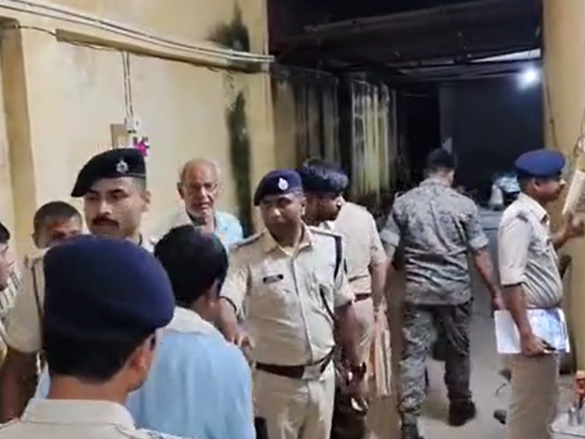 नवादा में सनसनीखेज वारदात, ग्राइंडर ब्लेड से गला रेतकर युवक को उतारा मौत के घाट नवादा में सनसनीखेज वारदात, ग्राइंडर ब्लेड से गला रेतकर युवक को उतारा मौत के घाट