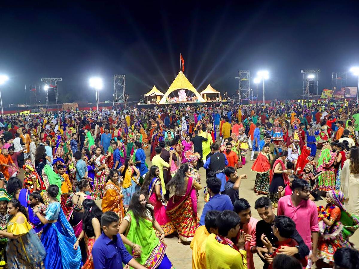 लाख चेतावनी के बावजूद भी हामिद ने गरबा पंडाल में किया प्रवेश, हिंदूवादी संगठन ने की जमकर पिटाई लाख चेतावनी के बावजूद भी हामिद ने गरबा पंडाल में किया प्रवेश, हिंदूवादी संगठन ने की जमकर पिटाई
