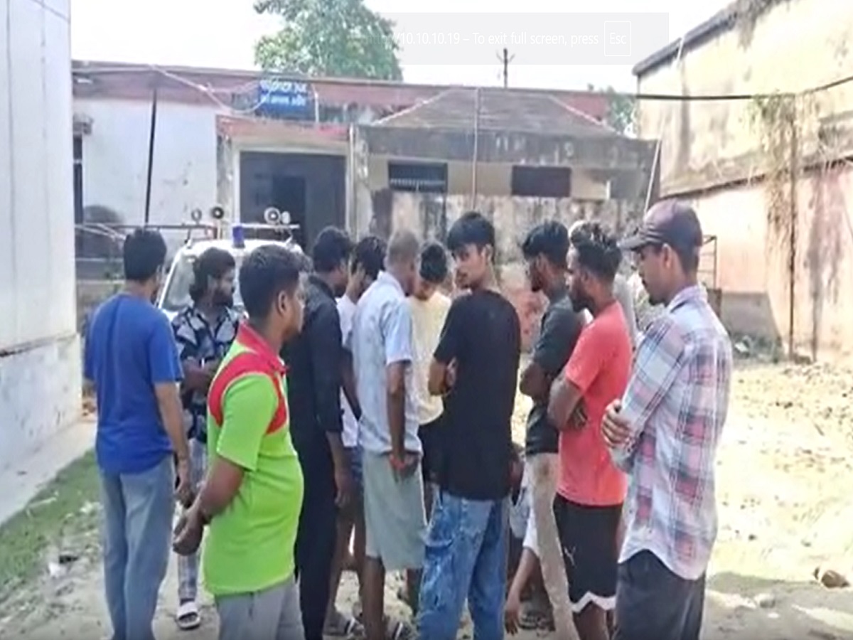 दोस्तों के साथ सोया था नीरज गुप्ता, तभी पहुंचा एक युवक और मार दी गोली, मौत दोस्तों के साथ सोया था नीरज गुप्ता, तभी पहुंचा एक युवक और मार दी गोली, मौत
