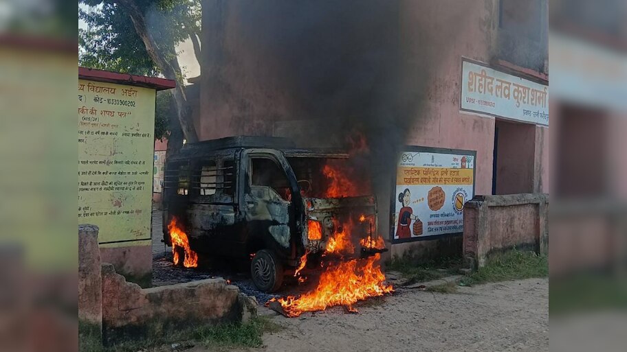 जहानाबाद में दिनदहाड़े स्कूल वैन को असामाजिक तत्वों ने लगाई आग, इलाके में दहशत का माहौल