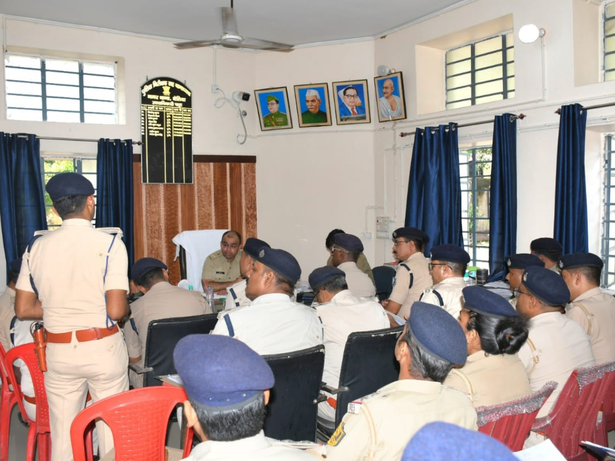 Bettiah News: दुर्गापूजा को शांतिपूर्ण बनाने के लिए बेतिया पुलिस अलर्ट, एसपी शौर्य सुमन ने खुद संभाली कमान Bettiah News: दुर्गापूजा को शांतिपूर्ण बनाने के लिए बेतिया पुलिस अलर्ट, एसपी शौर्य सुमन ने खुद संभाली कमान