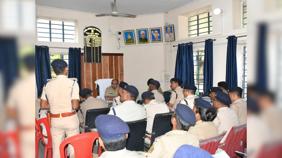 Bettiah News: दुर्गापूजा को शांतिपूर्ण बनाने के लिए बेतिया पुलिस अलर्ट, एसपी शौर्य सुमन ने खुद संभाली कमान