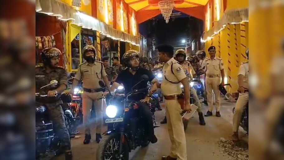 Bettiah: दुर्गापूजा त्योहार में असमाजिक तत्वों की खैर नहीं, एसपी ने खुद संभाली कमान