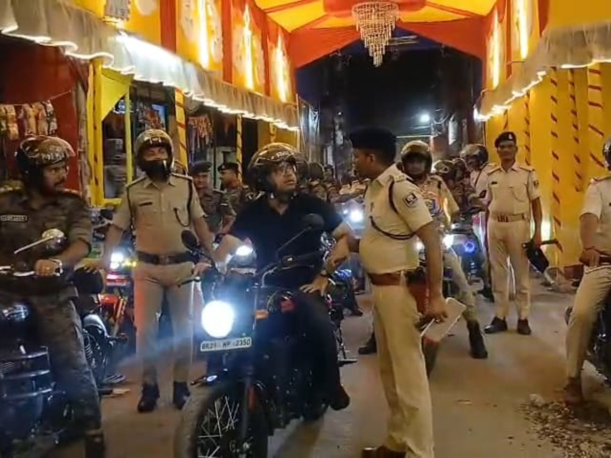 Bettiah: दुर्गापूजा त्योहार में असमाजिक तत्वों की खैर नहीं, एसपी ने खुद संभाली कमान Bettiah: दुर्गापूजा त्योहार में असमाजिक तत्वों की खैर नहीं, एसपी ने खुद संभाली कमान