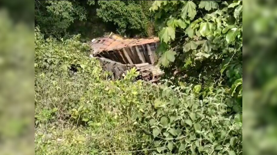 चतरा की संघरी घाटी में कोयला लदा ट्रक खाई में गिरा, कैमूर निवासी ड्राइवर की दर्दनाक मौत